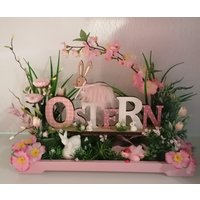 Ostergesteck, Frühlingsgesteck, Blumengesteck Schriftzug Ostern Mit Sehr Viel Deko Auf Holztablett von IQ57
