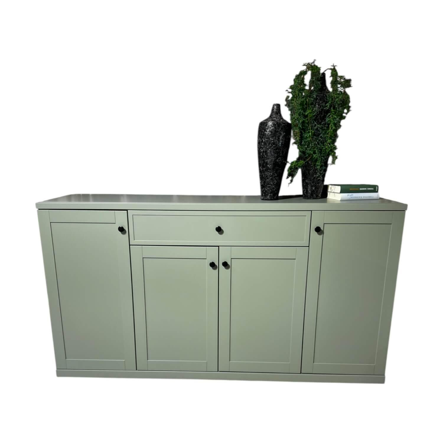 Sideboard Caseda Lack Schilfgrün Griffe Schwarz Matt Sideboard Caseda Lack Schilfgrün Griffe Schwarz Matt von IRO