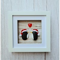 Pebble Art Pinguin Paar Einzigartiges Weihnachtsgeschenk & Dekoration Kinderzimmer Dekor Mit Festlichen Pinguinen Saisonale Wandkunst Pebble Art Pinguin Paar Einzigartiges Weihnachtsgeschenk & Dekoration Kinderzimmer Dekor Mit Festlichen Pinguinen Saisonale Wandkunst von IRockCrafts