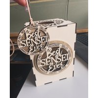 Karate Geschenke, Personalisiertes Geschenkset Best Sensei Ever Für Lehrer, Geschenk Trainer, Leuchtbox Mit Medaille & Led-Licht von ITsmellsLikeWood