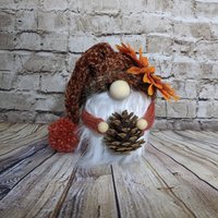 Fuzzy Braun Krempe Sonnenblumenhut Grunge Woodland Gnome Holding Pinecone von IWishIHadGnome