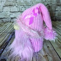 Rosa Brustkrebs Wichtel | Fuzzy Brim Gnome Eleganter Grunge Waldwichtel Geschenk von IWishIHadGnome