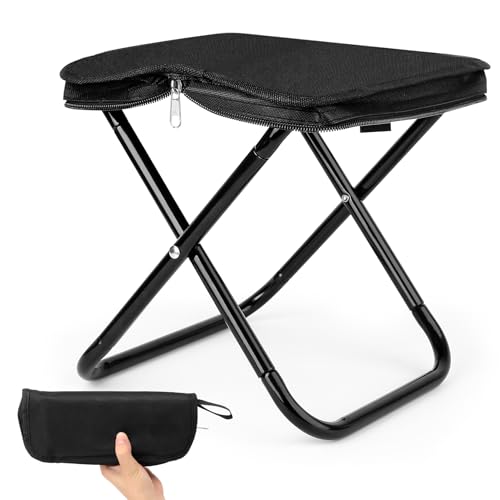 Tragbarer Klapphocker Faltbar Camping Hocker, Mini Campinghocker Klappbar, Falthocker, Campingstuhl Klappbar Kleine Fußhocker Outdoor Klappstühle für Gartenhocker Reisen Wandern Angeln Grillen Tragbarer Klapphocker Faltbar Camping Hocker, Mini Campinghocker Klappbar, Falthocker, Campingstuhl Klappbar Kleine Fußhocker Outdoor Klappstühle für Gartenhocker Reisen Wandern Angeln Grillen von IYEREER