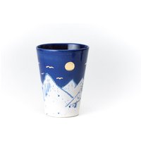 Dunkelblaue Keramiktasse Buntstift Zeichnung Berg Blauer Himmel Gold Mond Und Vögel Handgemacht Von Iana Kaisheva von IanaArtCeramics