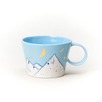 Hellblaue Keramiktasse Zeichnung Berg Mit Keramikmalstift Gold Mond Und Vogel Light Blue Sky Handgemacht Von Iana Kaisheva von IanaArtCeramics