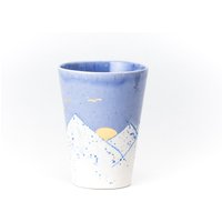 Lila Blau Keramiktasse Buntstift Zeichnung Berg Blauer Himmel Gold Mond Und Vögel Handgemacht Von Iana Kaisheva Lila Blau Keramiktasse Buntstift Zeichnung Berg Blauer Himmel Gold Mond Und Vögel Handgemacht Von Iana Kaisheva von IanaArtCeramics