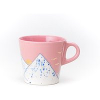 Rosa Keramik Tasse Kaffee Latte Zeichnung Berg Mit Keramikkreide Gold Mond Und Vögel Handgemacht Von Iana Kaisheva von IanaArtCeramics