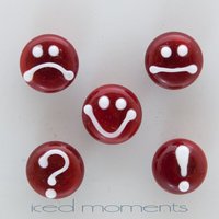 Magnete - Typografie in Hellem Rot Und Weiß Lampwork Glas Von Jennie Yip von IcedMoments