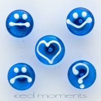 Magnete - Typografie in Weiß Und Aquamarin Lampwork Glas Von Jennie Yip von IcedMoments
