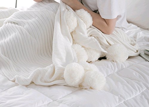 Icegrey Kuscheldecke Mit Pompons Handgefertigt Gestrickt Tagesdecke TV Decke Für Sofa Bett Zimmer Plüsch Strickdecke Mit Pompom Weiß 90x90cm von Icegrey