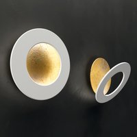 Icone Vera 26 LED Wandleuchte weiß / Blattgold von Icone