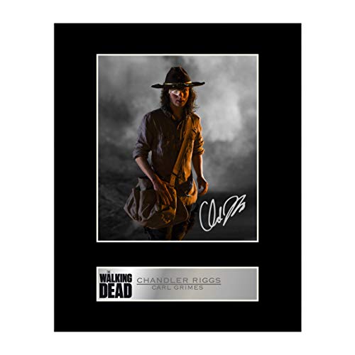 Iconic Pics - Chandler Riggs, Carl Grimes signiertes Foto mit Passepartout, The Walking Dead #1, signiertes Geschenk, Fotodruck von Iconic pics