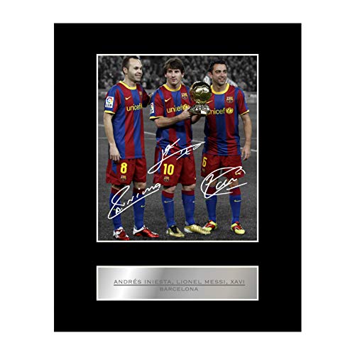 Iconic pics Wandbild: Signiertes Foto von Andrés Iniesta, Lionel Messi, Xavi, Barcelona FC, 25,4 x 20,3 cm, Schwarz, Matte, Passepartout, Rahmung, Querformat, Wandmontage, Heimbüro, Fotografie von Iconic pics