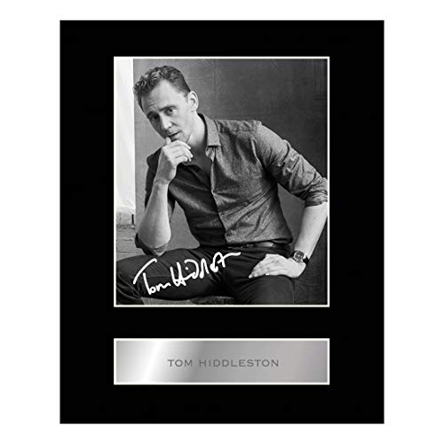 Signiertes Foto von Tom Hiddleston, mit Passepartout von Iconic pics