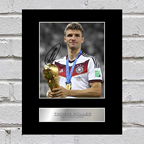 Thomas Müller - Deutschland - Signiertes Foto-Display/Passepartout von Iconic pics