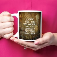 Alice Im Wunderland Kaffeebecher Geschenk | Ich Wusste, Wer Ich Heute Morgen War, Aber Seitdem Habe Mich Ein Paar Mal Verändert von IconicPassion