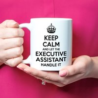 Bleib Ruhig Und Lass Die Assistentin Der Damit Umgehen Kaffeetasse Geschenk von IconicPassion