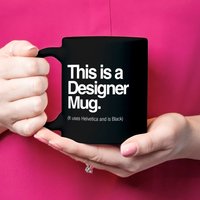 Dies Ist Eine Designer-Tasse. | Es Verwendet Helvetica Und Schwarz von IconicPassion