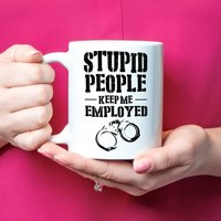 Dumme Leute Halten Mich Beschäftigt - Lustiges Einzigartiges Polizei-Becher-Geschenk von IconicPassion