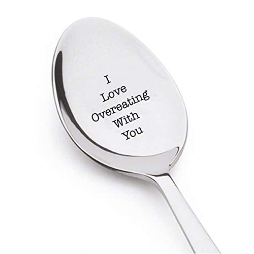 Graviert Löffel "I love overeating with you", ein einzigartiges Geschenk Jahrestag, best Geschenk für Feinschmecker, chenk für Freundin, Freund, Edelstahl-Löffel, Größe von 17,8 cm von Ideas From Boston