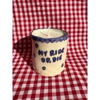 "Handgefertigte Keramikkerzenbecher "Myride Or Die" Handbemaltes Design." "Handgefertigte Keramikkerzenbecher "Myride Or Die" Handbemaltes Design." von Illletyouknow