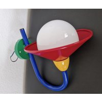 80Er Jahre Postmoderne Metall Wandleuchte Glasschirm, Memphis Stil Wanddekor, Pop Art Interieur, Bunte Kinderzimmer Lampe, Deutsches Industrie Design von Ilumdecor