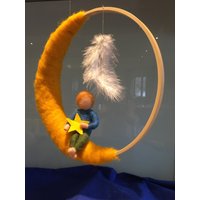 Sternenkind Stern Mond Kind Fee Elfe Himmelskind Engel Gefilzt Wolle Märchenwolle Filzpüppchen Filzfigur Mobile Baby Wiege Bettchen Sternenkind Stern Mond Kind Fee Elfe Himmelskind Engel Gefilzt Wolle Märchenwolle Filzpüppchen Filzfigur Mobile Baby Wiege Bettchen von IlusFilzwerkstatt