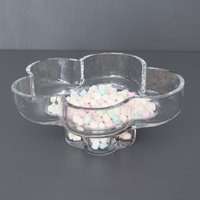 Blumenförmige Süßigkeitenschüssel. Vintage Glaswaren in Ausgezeichnetem Zustand von Imaginaarium