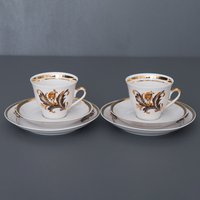 Vintage Porzellan Espresso Duo, Rigaer Porzellanfabrik, 1980Er Jahre Retro-Dekor, Kaffeetasse Mit Untertasse Und Kuchenteller, Mokkabraun Golddekor von Imaginaarium