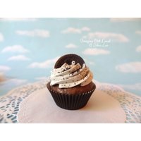 Fake Cupcake Schokoladen Kekse N Creme Weiß Zuckerguss Sandwich Cookie Prop Fake Cupcake Schokoladen Kekse N Creme Weiß Zuckerguss Sandwich Cookie Prop von ImagineOutLoud