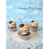 Gefälschte Cupcake One Banana Split, Ananas Und Kirsche Faux Küchen Prop Display von ImagineOutLoud