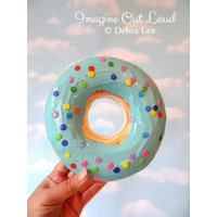 Giant 7, 5 "Faux Donut Handmade Teal Blue Mit Konfetti Regenbogen Streuseln Fake 3D Kunst Skulptur Giant 7, 5 "Faux Donut Handmade Teal Blue Mit Konfetti Regenbogen Streuseln Fake 3D Kunst Skulptur von ImagineOutLoud