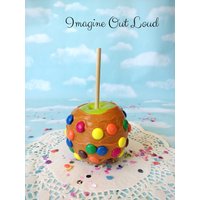 Künstlicher Echter Karamell Apfel Mit Schokoladen Bonbons Dekoration Fotorequisite von ImagineOutLoud