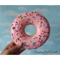 Riesen-7, 5 "Faux-Donut-Handgefertigte Donut-Rosa-Zuckerguss Mit Streuseln 3D-Wand-Kunst-Skulptur." Riesen-7, 5 "Faux-Donut-Handgefertigte Donut-Rosa-Zuckerguss Mit Streuseln 3D-Wand-Kunst-Skulptur." von ImagineOutLoud
