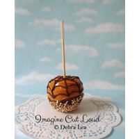 Süßer Apfel Mit Nüssen Und Spinnennetz, Halloweendeko Süßer Apfel Mit Nüssen Und Spinnennetz, Halloweendeko von ImagineOutLoud