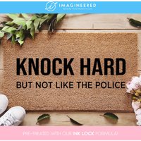 Knock Hard But Not Like The Policies - Lustige Fußmatten Individuelle Wohnkultur Personalisierte Fußmatte Lustiges Familiengeschenk Geschenk Für von Imagineered