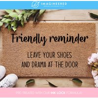 Lassen Sie Ihre Schuhe Und Drama Fußmatte - Freundliche Erinnerung Lustiges Willkommensgeschenk Familiengeschenk Personalisierte Scherzgeschenke von Imagineered