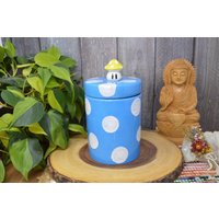 Bezaubernd Keramik Pilzdose - Blau Und Gelb Süße Kawaii Mario Toad Inspiriert Mit Pilzknopf Keks Leckerli Snackdose Oder Kanister von InAGlaze