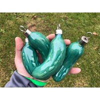 Ein Smaragdgrüner Keramik Pickle Christbaumschmuck - Hide The Traditionelle Single Ein Smaragdgrüner Keramik Pickle Christbaumschmuck - Hide The Traditionelle Single von InAGlaze