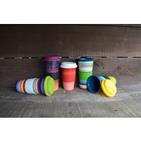 Eine Silikonhülle Für Reisebecher Aus Keramik - Wählen Sie Ihre Farbe Schwarz/Rot Weiß Grün Becher Und Deckel Werden Separat Verkauft Eine Silikonhülle Für Reisebecher Aus Keramik - Wählen Sie Ihre Farbe Schwarz/Rot Weiß Grün Becher Und Deckel Werden Separat Verkauft von InAGlaze