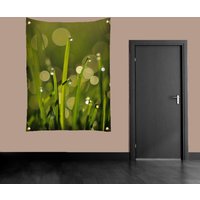 Grüne Gras Wandteppich, Tau Tropfen Wasser Makro Foto Boho Wandteppich Wandbehang, Wohnheim Zimmer Dekor von InLightImagery
