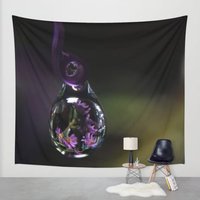 Lila Wandteppich, Lila Wandteppich Wandbehang, Raindrop Wasser Tropfen Foto Boho Wohnheim Zimmer Wandbehang von InLightImagery