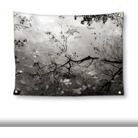 Wasser Reflexion Wandteppich, Himmel Reflektiert in Schwarz & Weiß Natur Foto Boho Wohnheim Zimmer Dekor Wasser Reflexion Wandteppich, Himmel Reflektiert in Schwarz & Weiß Natur Foto Boho Wohnheim Zimmer Dekor von InLightImagery
