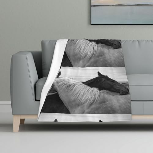 Weißes Pferd und schwarzes Pferd gedruckt,Decke, warme Anti-Pilling-Flanell-Plüsch-Überwurfdecke, 81 x 122 cm Weißes Pferd und schwarzes Pferd gedruckt,Decke, warme Anti-Pilling-Flanell-Plüsch-Überwurfdecke, 81 x 122 cm von InOmak