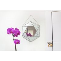 Boho-Eleganz Handgefertigter Fünfeckiger Spiegel Mit Floraler Silberfolie Und Buntglasdetails von InStudio999Glass
