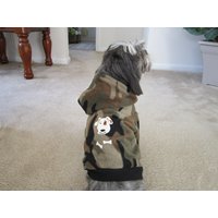 Camo Hund Hoodie Mit Schwarz Trim Stricken Um Ärmeln Und Unten. Größe Med Camo Hund Hoodie Mit Schwarz Trim Stricken Um Ärmeln Und Unten. Größe Med von InStyleDoggie
