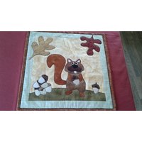 Eichhörnchen Und Eicheln Wandbehang von InTheValleyHandmade