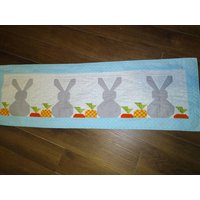 Häschen Tischläufer von InTheValleyHandmade