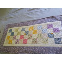 Pastellfarbener Tischläufer Mit Violetter Borte von InTheValleyHandmade