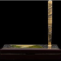 Vergoldeter Stift Auf Einem Holzständer. Vip Geschenk Luxus von InciGallery